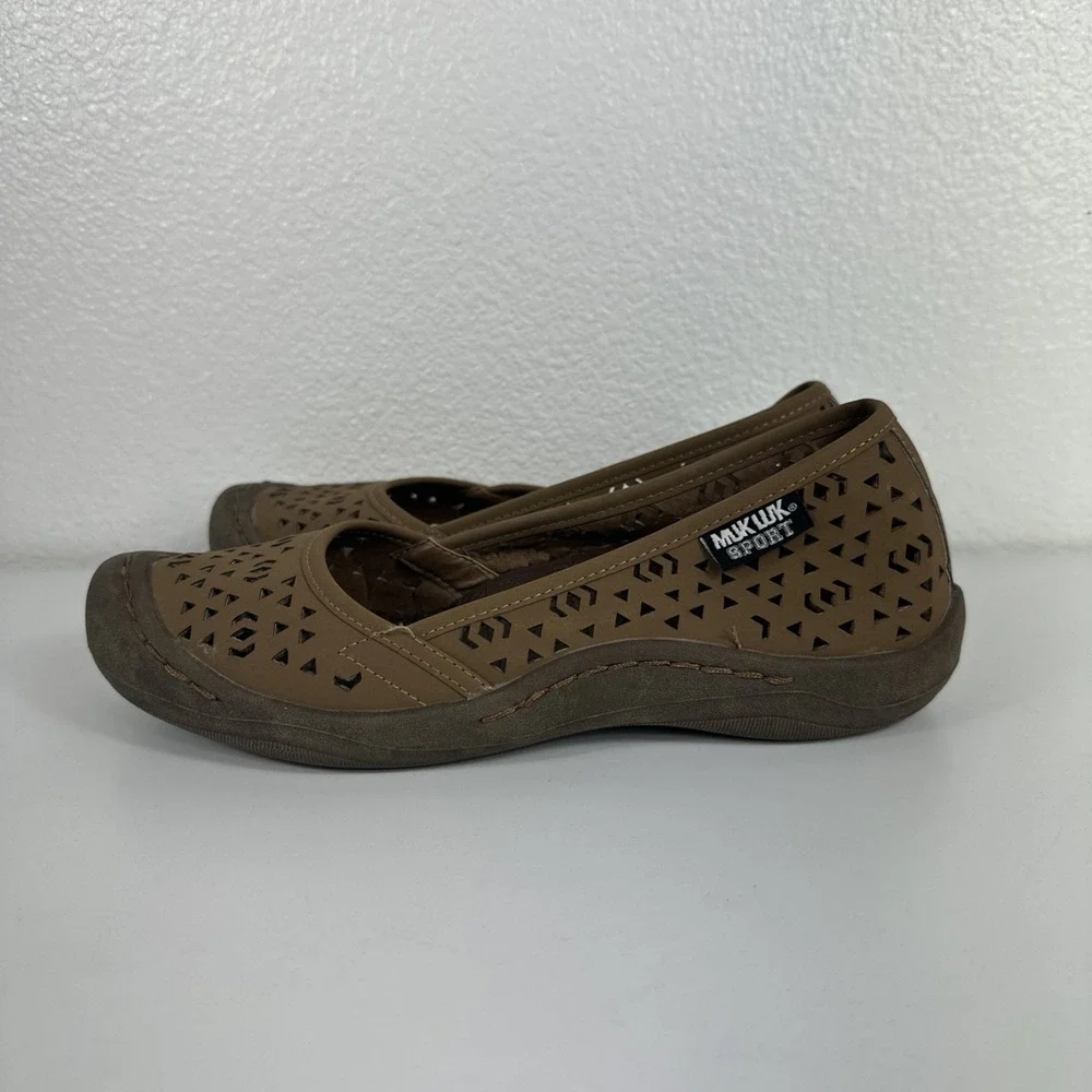 MukLuk sport Size 7 tan slip on Comfort Neutral Cut Outs Shoes Gently Used - Picture 3 of 7
